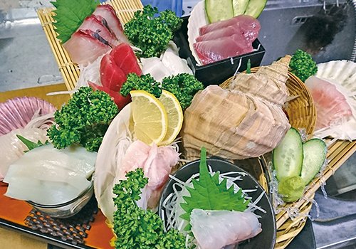 新鮮な魚介とユニークな料理をみんなで味わえる