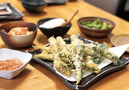 ご飯、みそ汁、キムチがおかわり自由の食べ放題！定食・天丼各種持ち帰り可能！