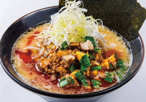 中太麺に赤いスープが絡みつき山椒の香りが食欲をそそる一杯