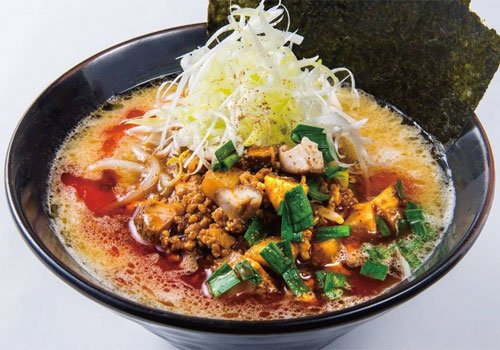 中太麺に赤いスープが絡みつき　山椒の香りが食欲をそそる一杯