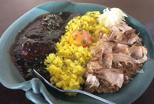 ルーカレーとキーマカレーが一度に味わえる！