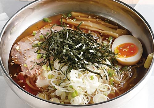 栄養満点の全粒粉入り自家製麺　冷え冷え逸品そろっています！