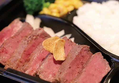 低温調理で仕上げたお肉とご飯の進むこだわりのソース