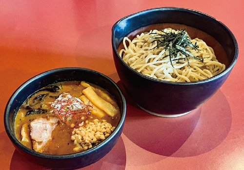 スパイシーなつけダレに納豆と麺を絡ませ、豪快に「ズズッ」と召し上がれ！