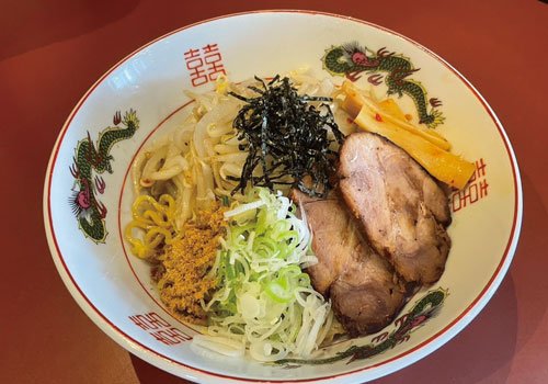 札幌ラーメンのように炒めた野菜をドカッとのせた新感覚まぜそば