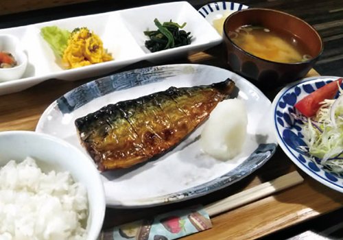 昼も夜も食べられる大満足の定食が人気♪