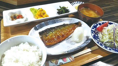 昼も夜も食べられる大満足の定食がおすすめ♪