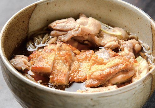 あなたは食べた事がありますか？蕎麦よりも鶏肉が多いかしわ蕎麦を