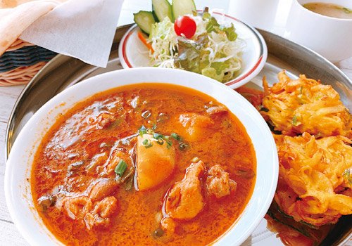 今年8月にオープン、本場インド人シェフの 本格カレー店。ナンは15種類以上！