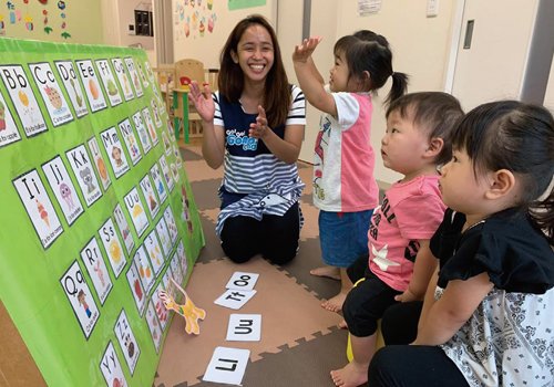 少人数制でアットホームな雰囲気の保育園 外国人の先生もいて、英語がより身近に感じられます