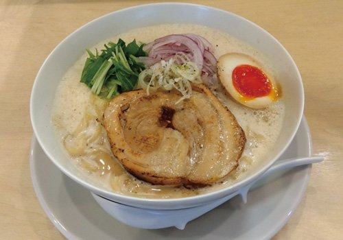 濃厚でクリーミーな鶏白湯ラーメン