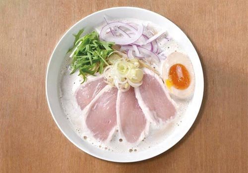 知床鶏むね肉のチャーシュー を使用した鶏白湯ラーメン