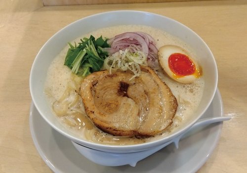 濃厚でクリーミーな鶏白湯ラーメン