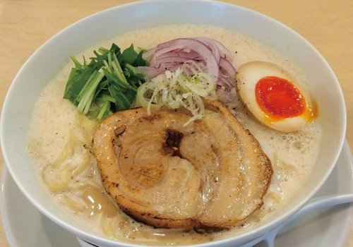 濃厚でクリーミーな鶏白湯ラーメン