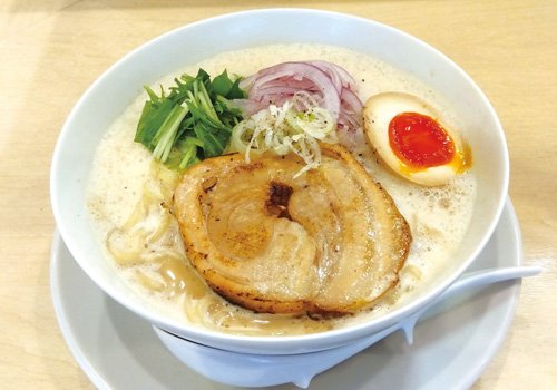 濃厚でクリーミーな鶏白湯ラーメン