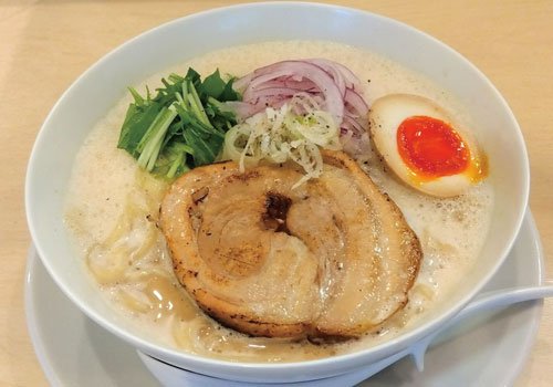 濃厚でクリーミーな鶏白湯ラーメン