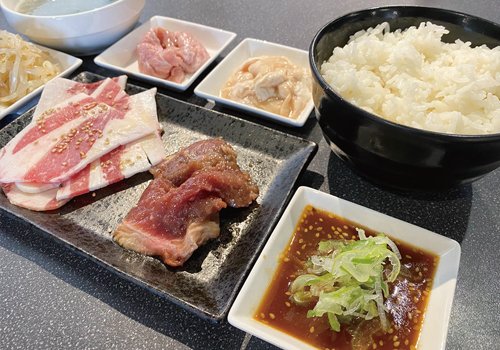 ランチタイムはお得な島田屋の4種類の焼肉で！