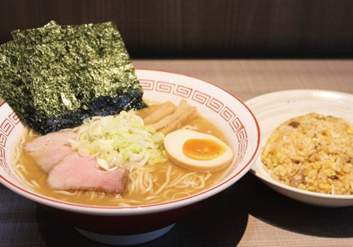 ベースは旭川ラーメン ほのかに香る魚の風味でコクのあるスープ