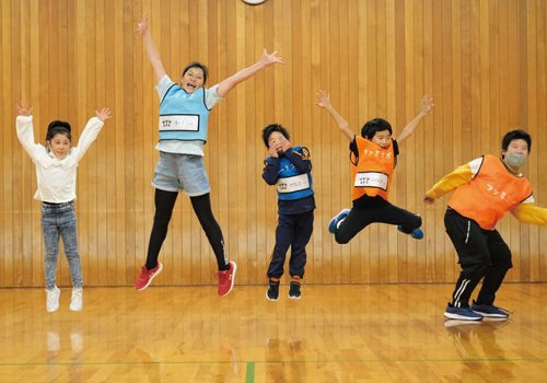 夢中に楽しく学ぶ 「スポーツあそび」を体験！