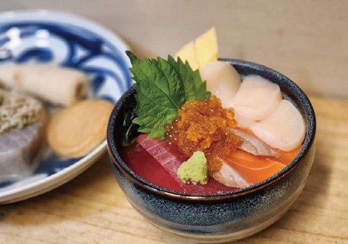 昼は海鮮丼 夜は道産食材メインの居酒屋！