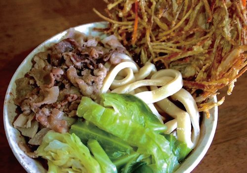 麺に驚き、汁に驚き、味に惚れこむ！本場仕込みの店主が作る「甲府うどん」