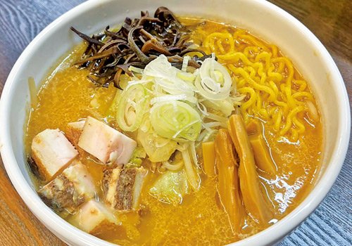 ラードで野菜を炒めて作る本格派札幌味噌ラーメン！