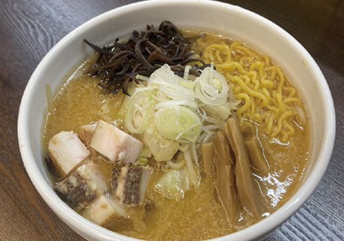 ラードで野菜を炒めて作る本格派札幌味噌ラーメン！