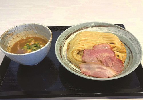 自家製の極太麺の喉越しも痛快 超濃厚つけダレのうま味が炸裂！