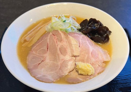 黄色い中太ちぢれ麺によくからむ濃厚なスープはリピート必至！