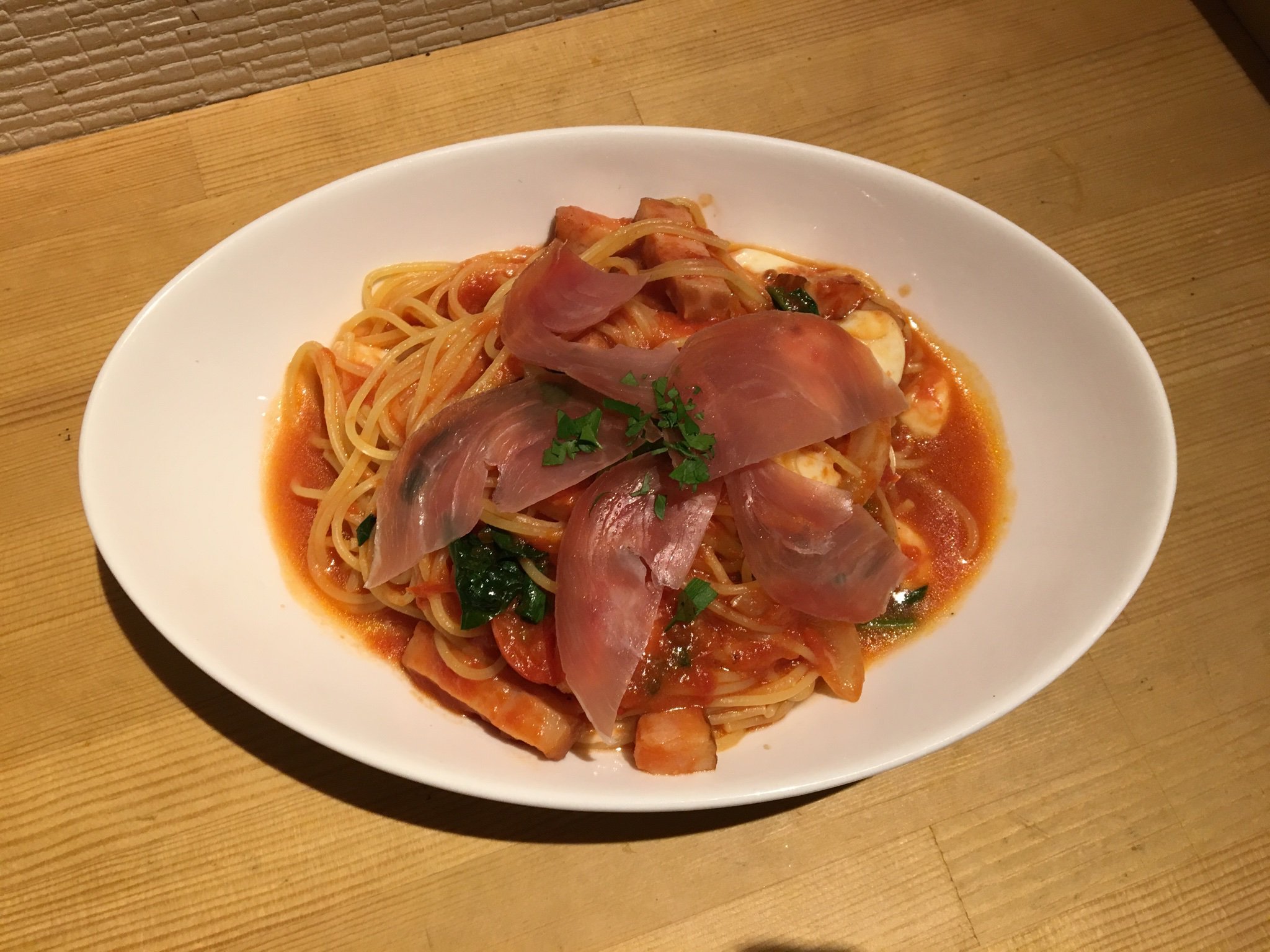 賄い紹介〜 生ハムとモッツァレラの完熟トマトパスタです！！ うまい〜 pic.twitter.com/1wpY4riHkn [ベビーフェイスプラネッツ 札幌宮の森店【Twitter】]