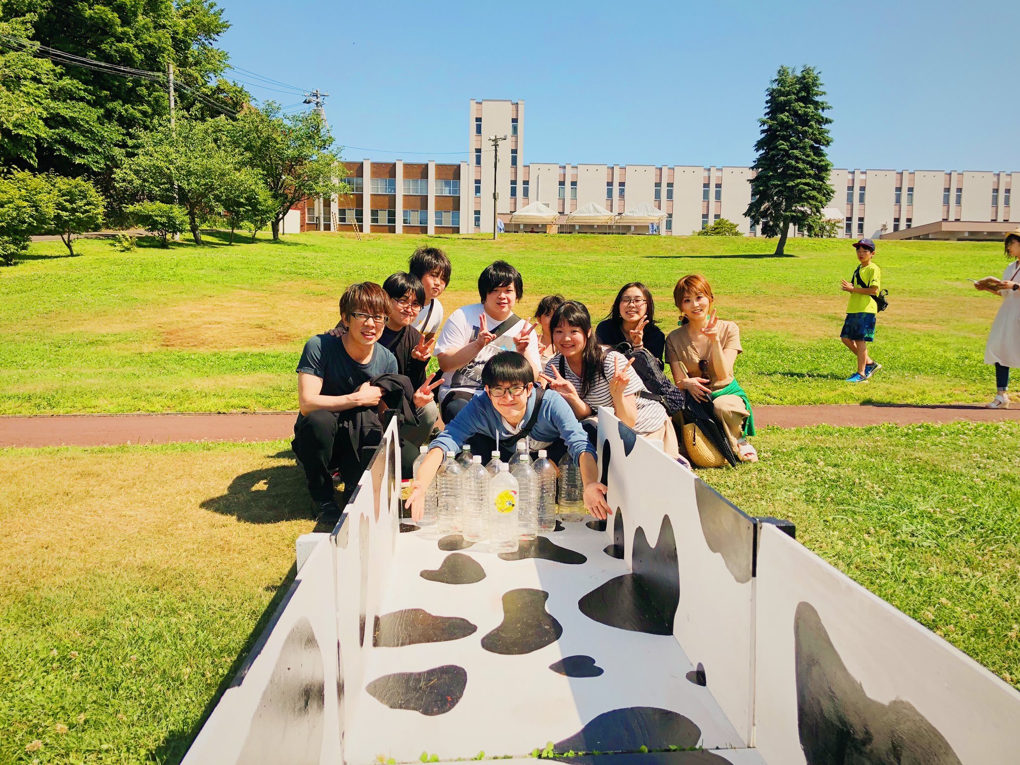 酪農学園大学さんの白樺祭へ  今年初登場のボーリング ピロ助を狙って全部倒せ！！  全部倒したクルーが数人いたぞ！ ピロ助に何か恨みが…！？... [カラオケピロス【Twitter】]