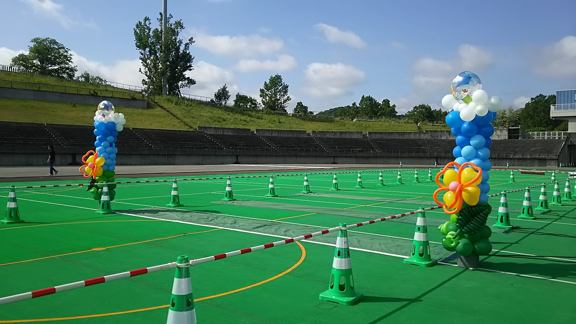 6月9日、さっぽろトリム＆ランに行ってきました！ いいお天気でしたね☀︎  今回のゴールゲートはお花の飾りをつけていつもより盛ってみました ... [おもちゃの平野【Twitter】]