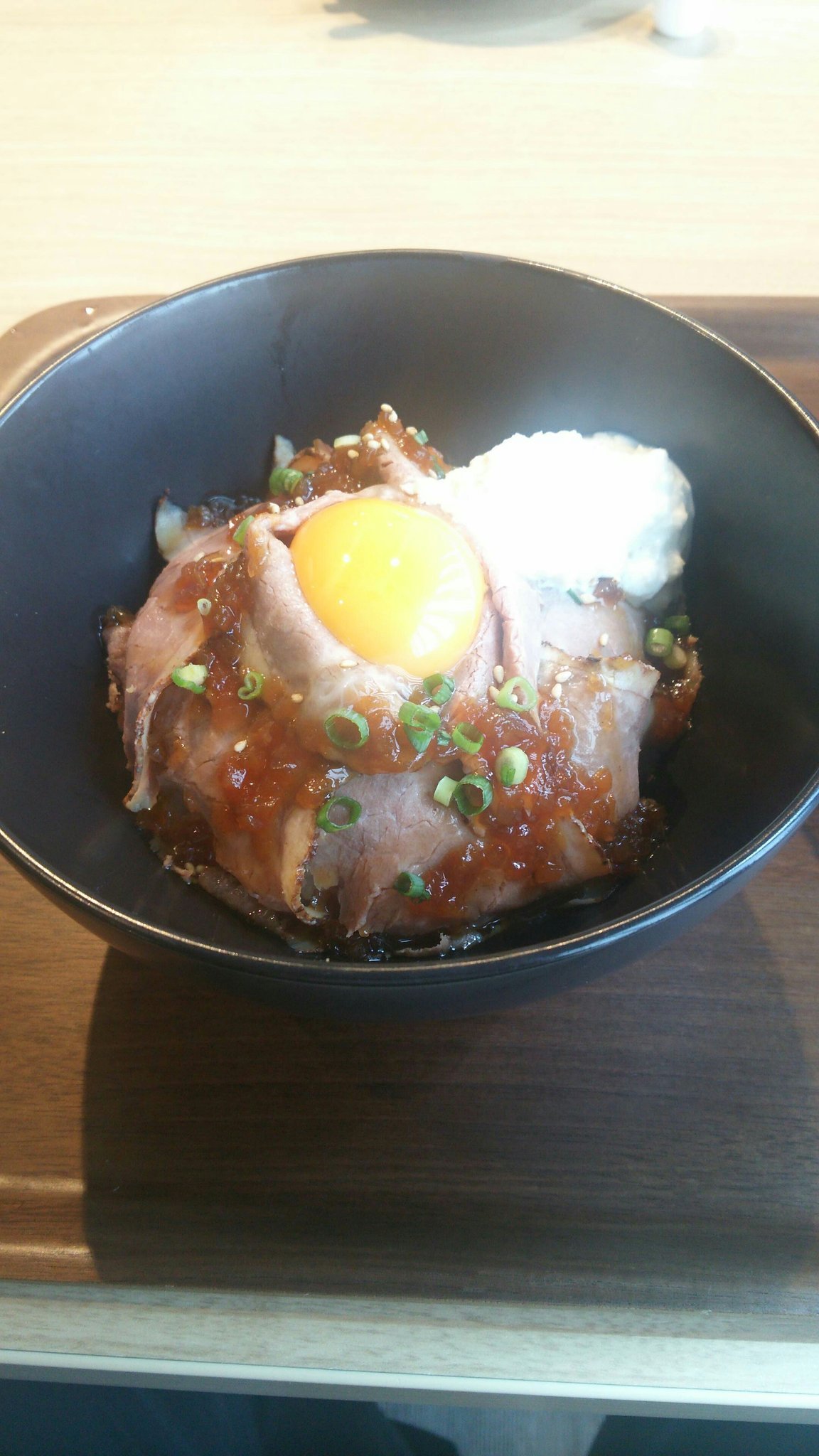 お洒落な、ローストビーフ丼なんぞ食べる(笑) pic.twitter.com/jjEnanqYuj [おもちゃの平野【Twitter】]