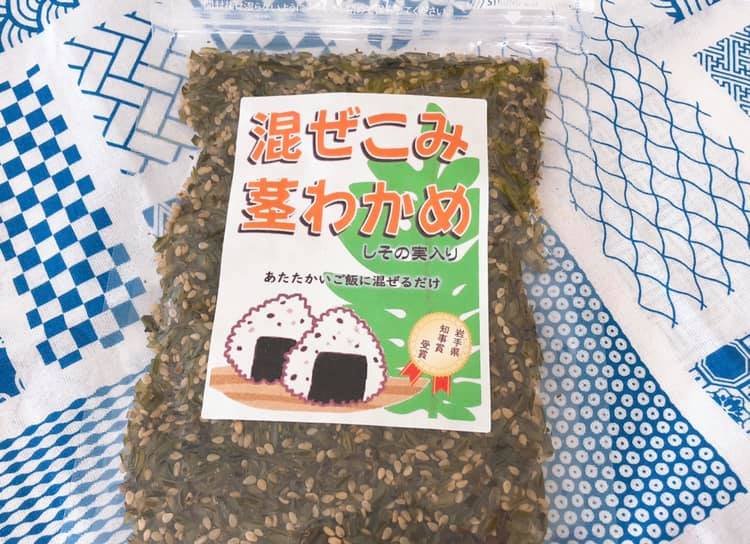 5月16日新発売の『混ぜこみ茎わかめ』は品薄でございます。西野本店ではあと6袋となりました！ コリコリの茎わかめとプチプチのしその実。 風味... [光海藻【Twitter】]