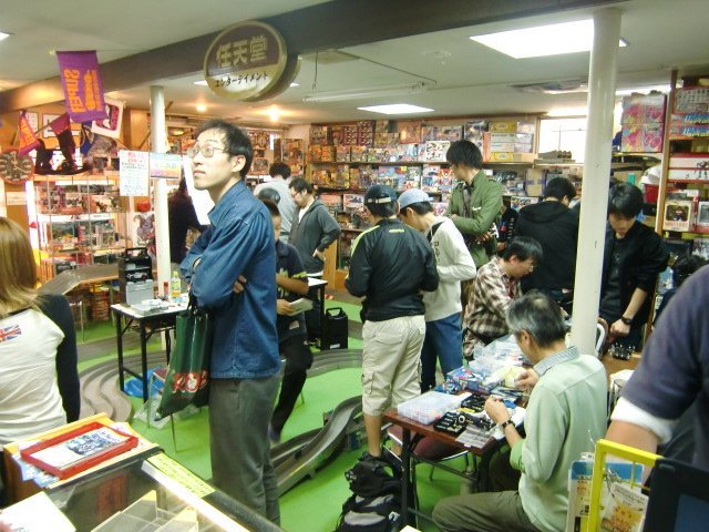 2012年10月。 店舗レースの一幕なのかなぁ。ピットがどこがどうなっているのやら(汗)  #ミニ四駆　 #コースアルバム？　 #おもちゃの... [おもちゃの平野【Twitter】]