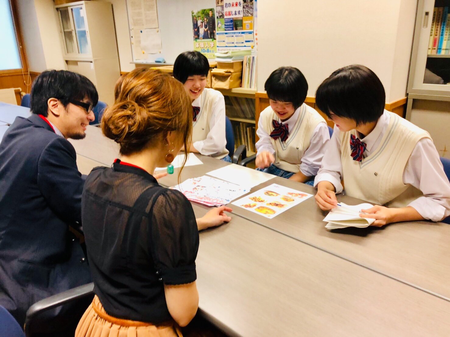 札幌東商業高等学校の生徒さんとの 限定メニュー開発が始まりました  どんなメニューができるのか〜 コラボパフェが食べたいッス  #カラオケピ... [カラオケピロス【Twitter】]