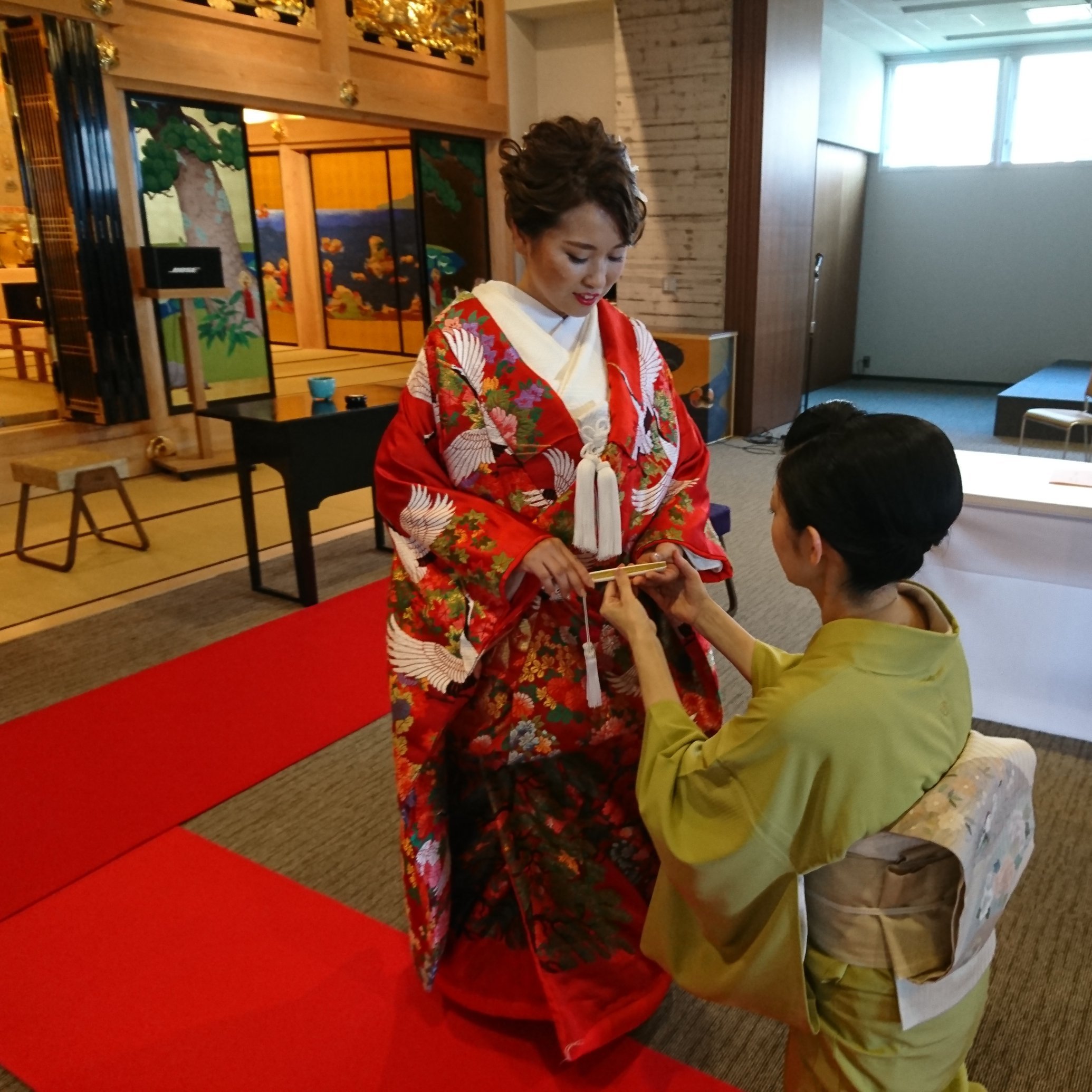 本日は婚礼のお仕度 ちょっと珍しい仏前式は篳篥の音色と香の薫りに包まれ、厳かな中にも明るい空気に包まれていました。 いく久しくおふたりの幸せ... [小林豊子きもの学院【Twitter】]