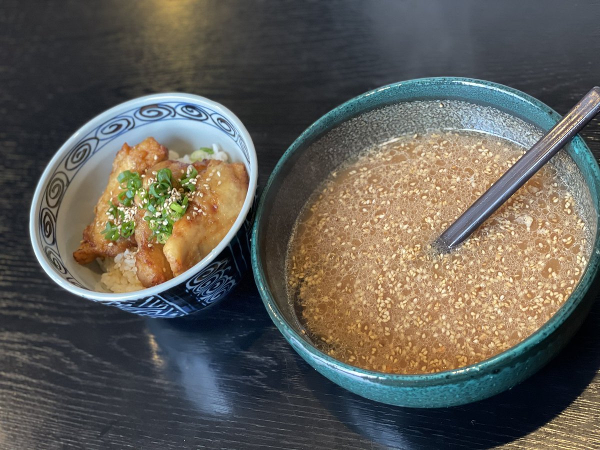 銀波露手稲店限定の『鶏ぱいくぅ丼』が大好評です😎！！ラーメンのスープをぶっかけするスタイルの丼です！柔らかくてほろほろな鶏... [らぁめん銀波露 札幌手稲店【Twitter】]