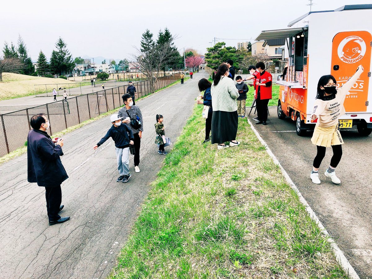 ／ピロザンギカー🚚✨賑わってます！＼用意しておいた食材が開始2時間でなくなったので慌ててピロスに取りに戻るほど！ありがと... [カラオケピロス【Twitter】]