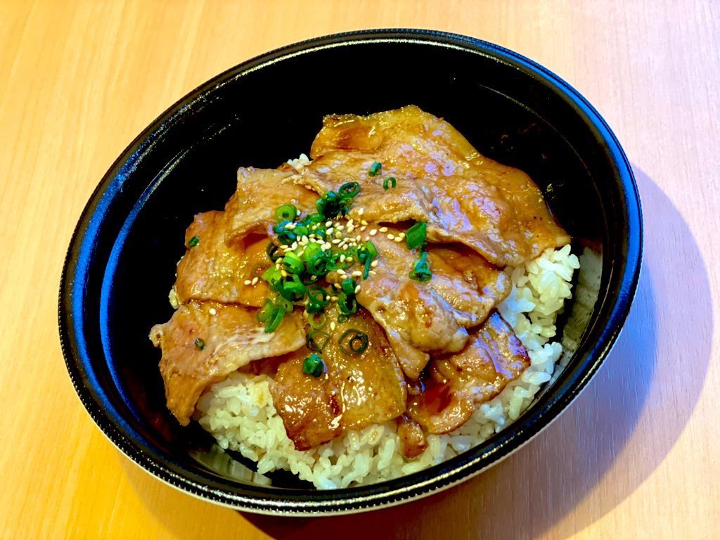 Uber Eats限定メニュー🍚🔴銀波露の豚丼  680円柔らかい豚ばら肉に店長特製の甘だれをかけてご飯に乗せた丼！大人気メニューの1つ... [らぁめん銀波露 札幌手稲店【Twitter】]