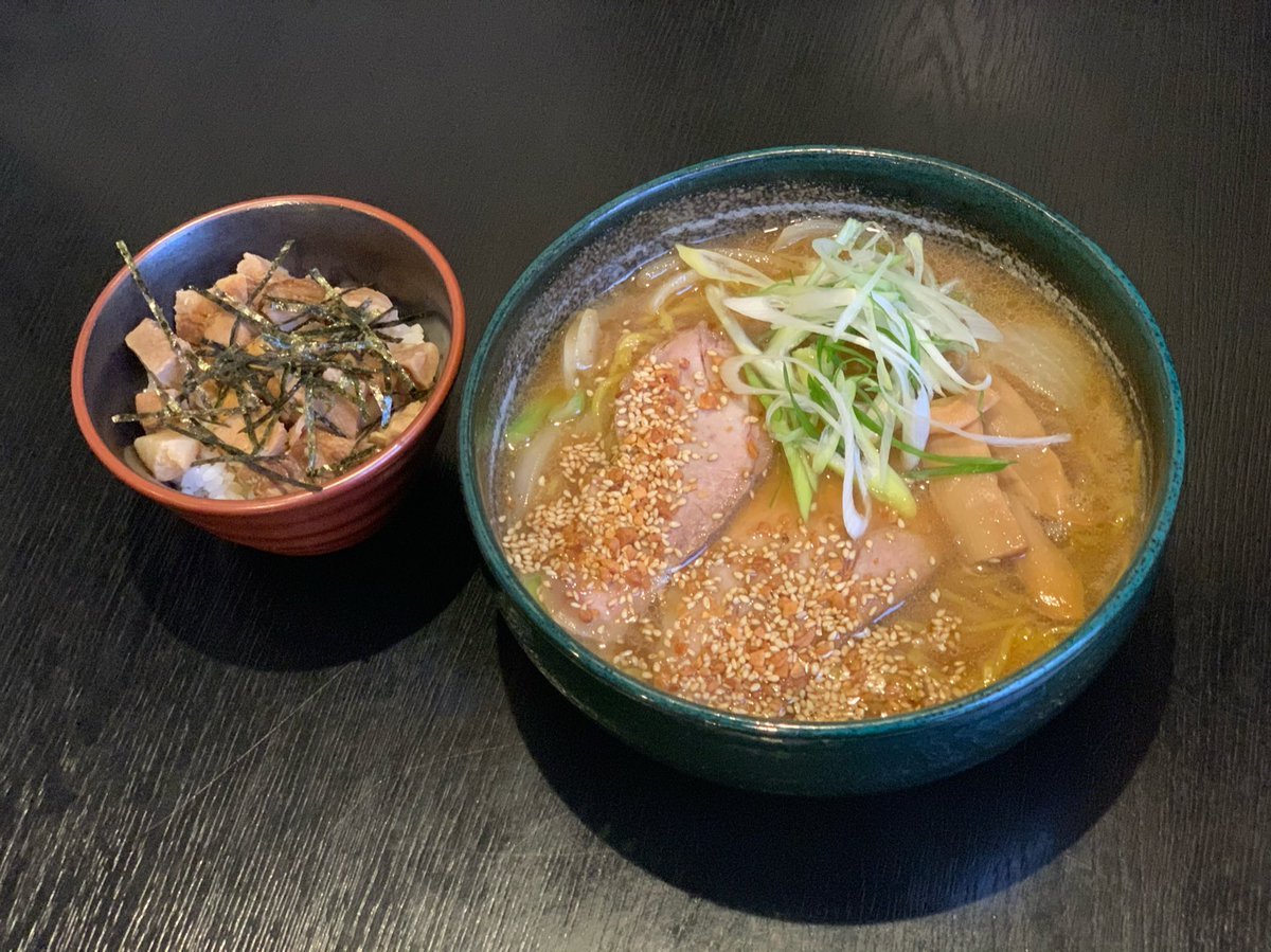 大人気のランチセット🍜11:00〜17:00はランチセットがお得です😎！ミニ魚介チャーシュー丼が最近じわじわと出てきております😏本日.... [らぁめん銀波露 札幌手稲店【Twitter】]