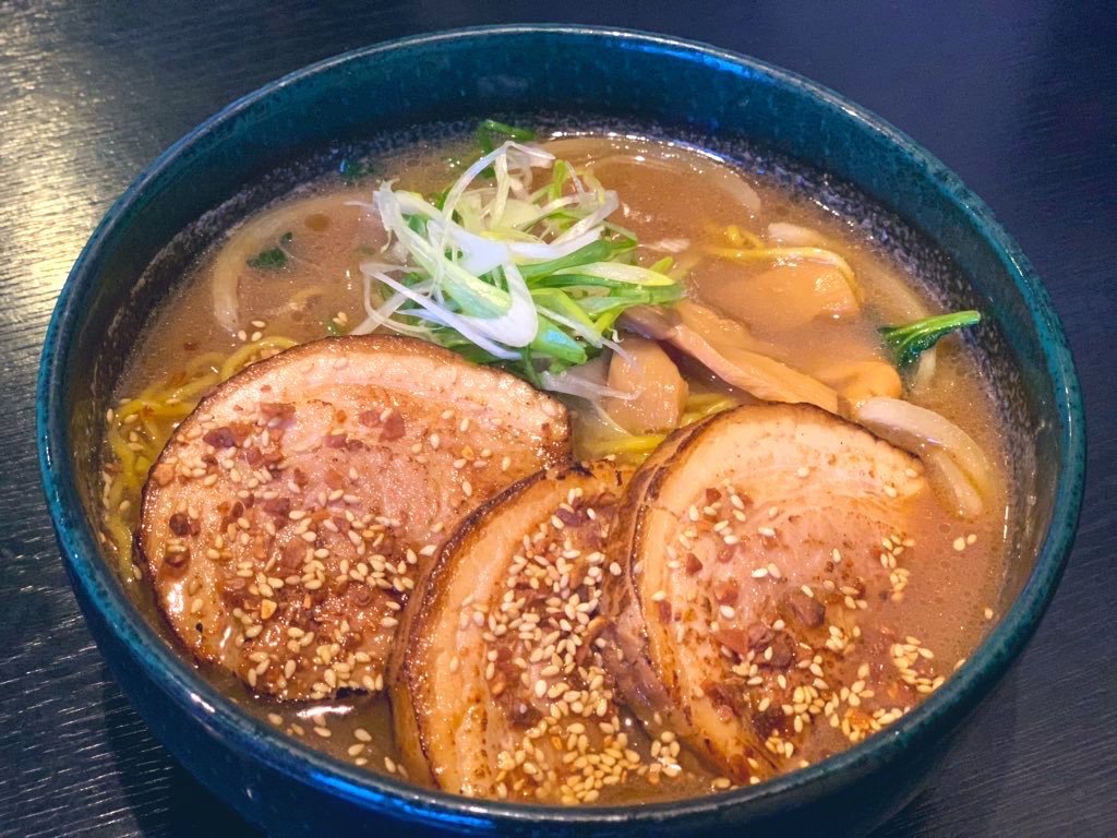 本日のイチオシメニュー🍜『厚切り炙りバラチャーシュー麺』は醤油 味噌 塩 辛醤油 辛味噌 辛塩と選べます😎✨さらに本日限定で『燻製... [らぁめん銀波露 札幌手稲店【Twitter】]