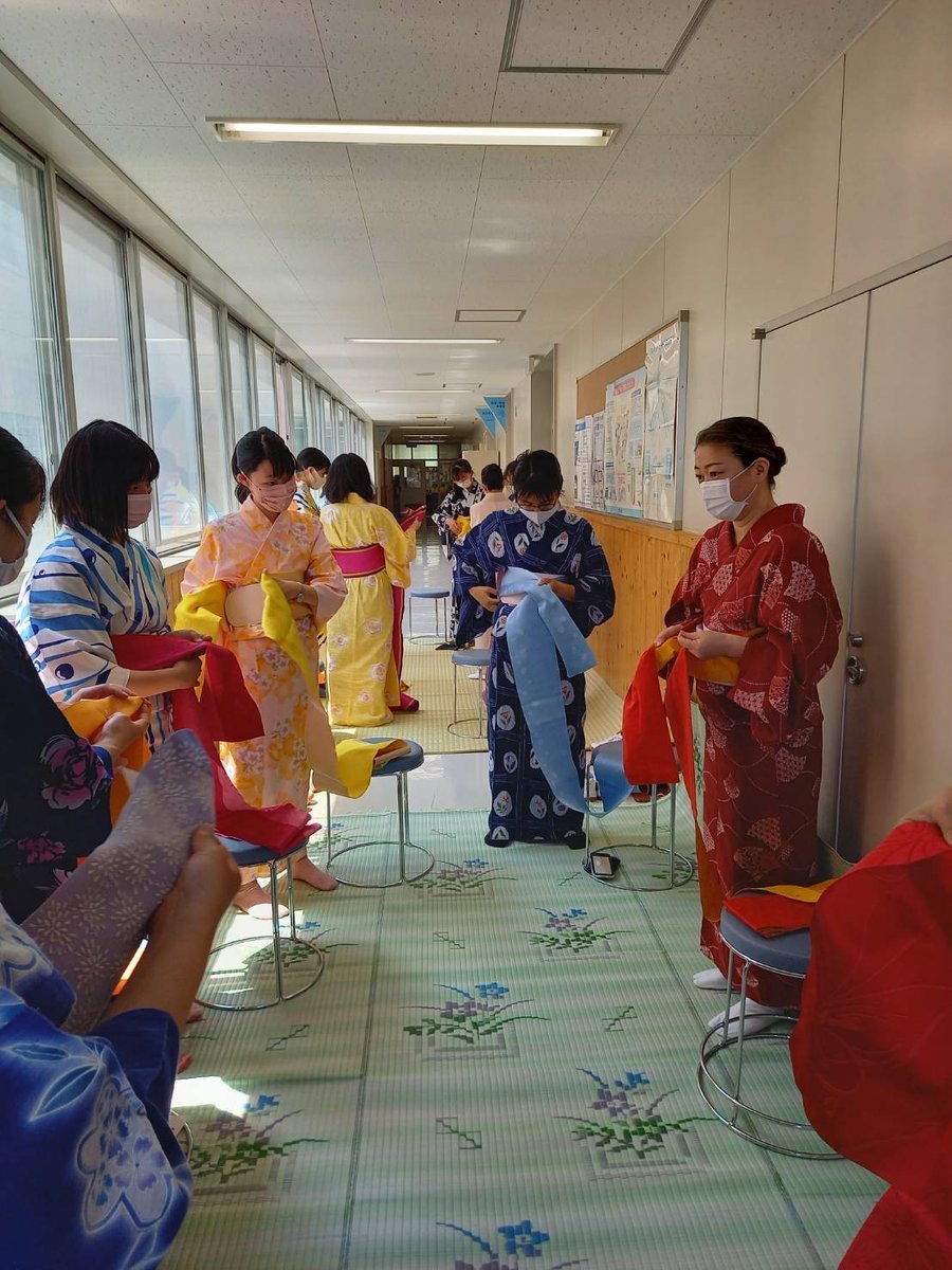 夏日の今週☀️帯広校は柏葉高校にてきもの授業👘学校祭で浴衣着用するとのことで毎年この時期ご依頼受けます😊実践が目前に控えていると... [小林豊子きもの学院【Twitter】]