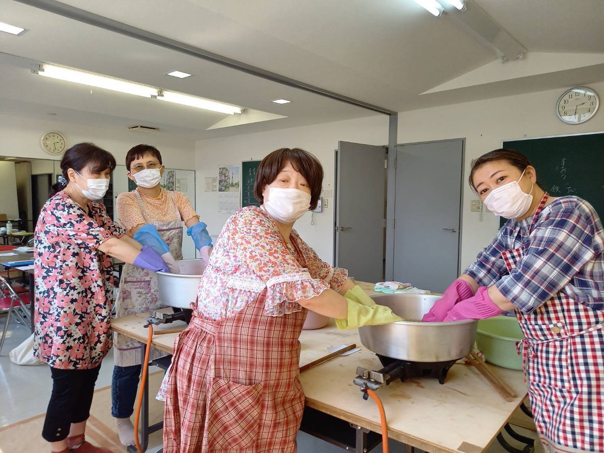 講師資格取得講座では生地についても学ぶ草木染め実習を行います💐昨日は旭川·帯広校合同で皆さん楽しく✨工程を知りますます深まるきも... [小林豊子きもの学院【Twitter】]