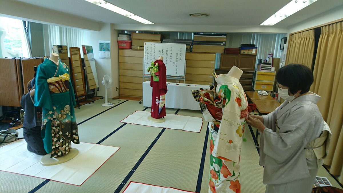 昨日の札幌校はディスタンスをしっかり取って着つけ師さんの研修会💐昨年以降延期となっていた成人式や前撮りで一年を通して振袖着つけ... [小林豊子きもの学院【Twitter】]