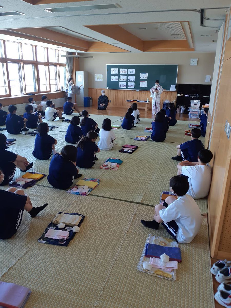 昨日の旭川校は永山中学校きもの授業🏫男女のきものの成り立ちの違いから特性を理解することから始めます👘担当教諭自ら帯結びアレンジ... [小林豊子きもの学院【Twitter】]