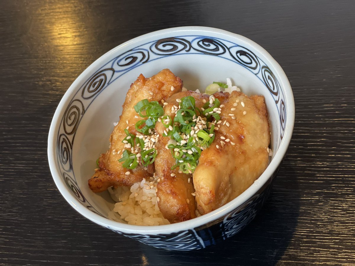 朝のツイートのアレとはこちらのことです😎手稲店限定の『鶏ぱいくぅ丼』🍚あっさりしていてラーメンのスープをかけて召し上がってい... [らぁめん銀波露 札幌手稲店【Twitter】]