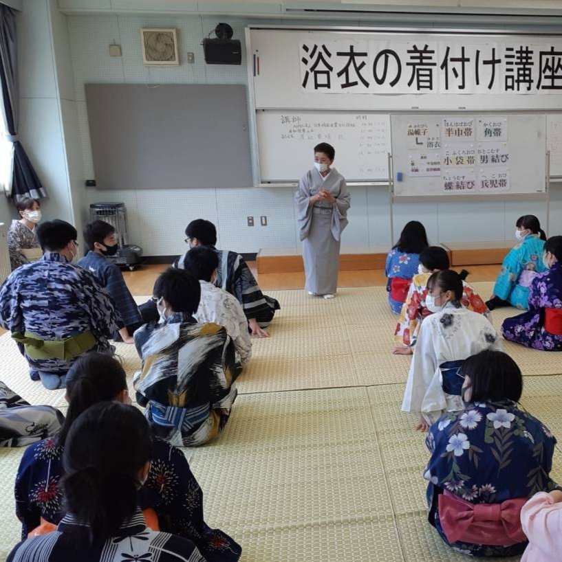 昨日の旭川校は紋別高校できもの授業🏫浴衣を着ることたたむこと·立ち居振舞いを体験することできものや和の文化に気持ちがグッと近づ... [小林豊子きもの学院【Twitter】]