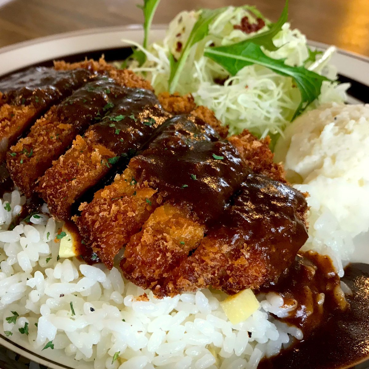 天気がパッとしないと気分も曇りがちに💦💦そんな時は美味しい物食べて気分をあげましょう！！【エスカロップ】には、道産の豚肉を使... [バル　FUJIYAMA【Twitter】]