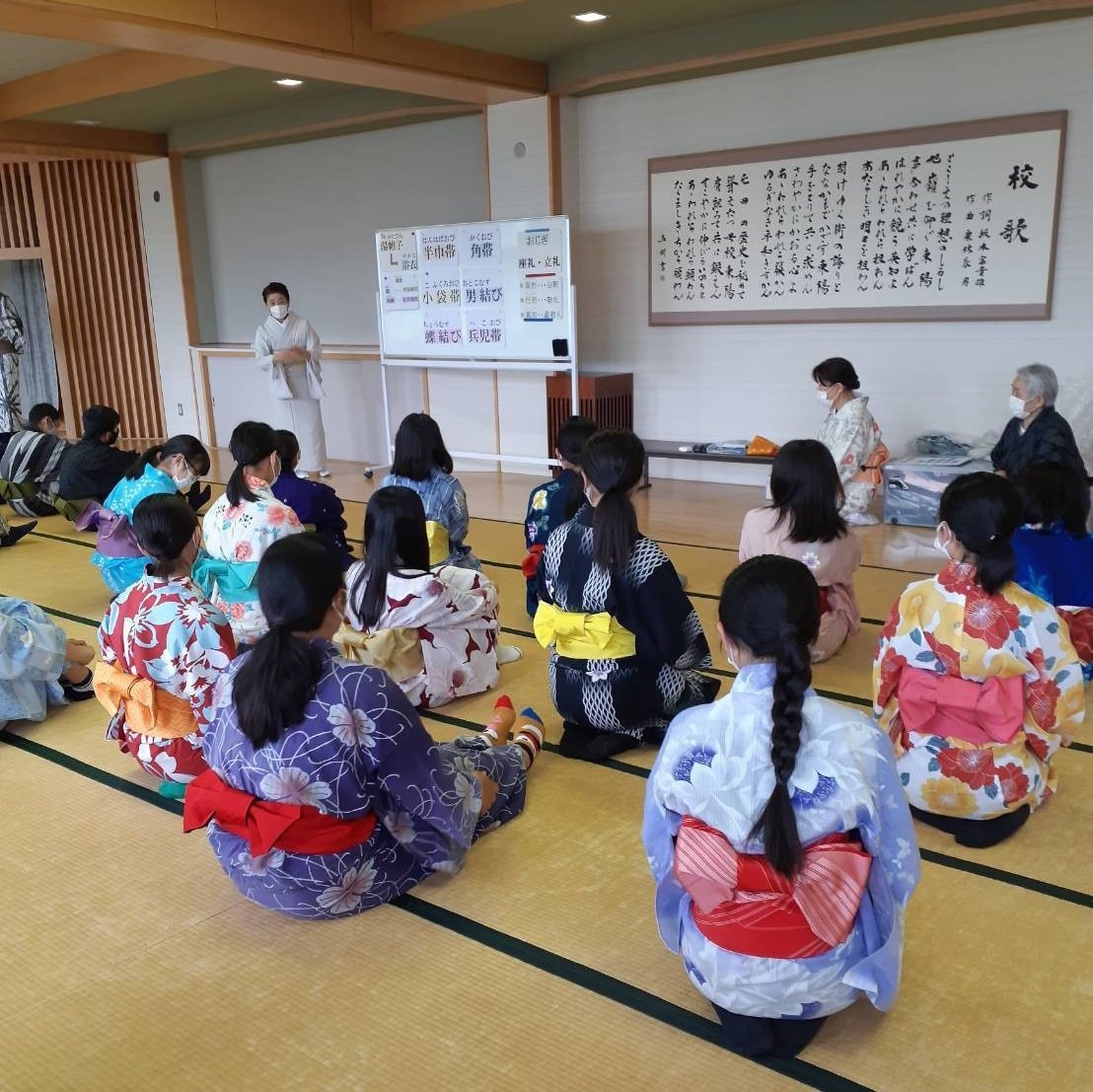 道内で連日 中学高校での授業が続きます👘昨日の旭川校は東陽中学校🏫皆さん帯結びがとても上手👏担当の先生もご参加され😊経験を共有する.... [小林豊子きもの学院【Twitter】]